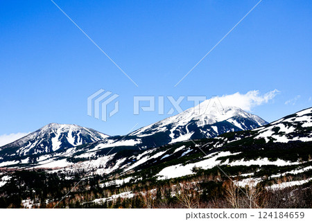 View of the Tokachi mountain range from Tokachi-dake Bougakudai in Biei, Hokkaido 124184659