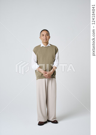 一位穿著休閒服裝的老人的肖像 一位穿著休閒服裝的老人的肖像 124184841