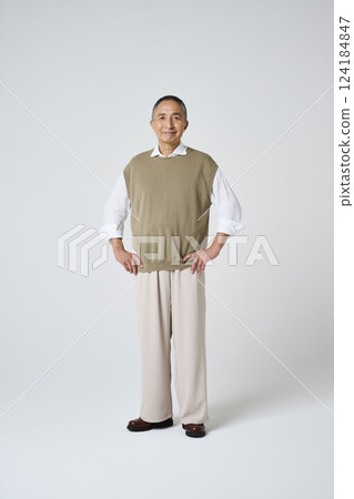 一位穿著休閒服的老人微笑肖像 124184847
