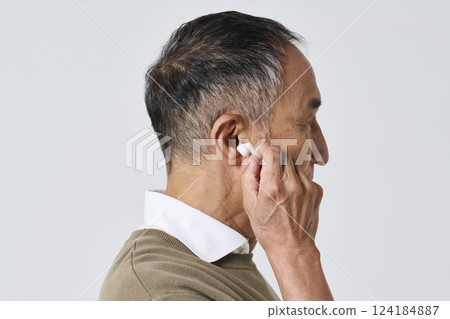 穿著休閒服的老人使用無線耳機 124184887