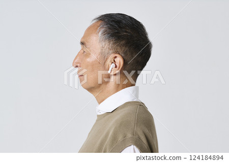 穿著休閒服的老人使用無線耳機 124184894
