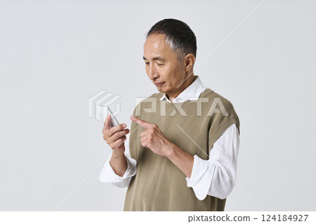 穿著休閒服的老人使用智慧型手機 穿著休閒服的老人使用智慧型手機 124184927