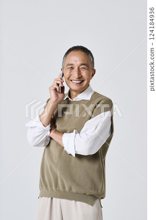 Senior man in casual clothes talking on smartphone 124184936