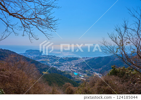 A view of the southeast side from Makuyama in Yugawara Town, Ashigarashimo County, Kanagawa Prefecture in spring (Yugawara Town, Manazuru Peninsula, Oshima Island, etc.) 124185044