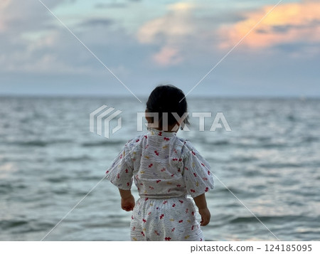 身穿浴衣的少女面對琵琶湖而立 身穿浴衣的少女面對琵琶湖而立 124185095