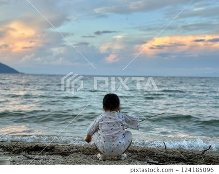 身穿浴衣的少女面對琵琶湖而立 身穿浴衣的少女面對琵琶湖而立 124185096