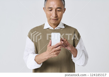Senior man in casual clothes using a smartphone 124185317