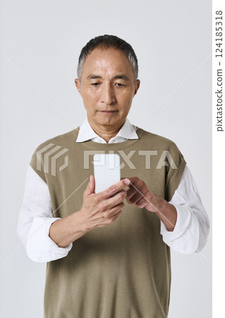 穿著休閒服的老人使用智慧型手機 124185318