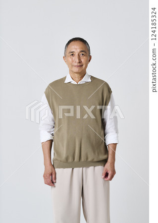 一位穿著休閒服的老人微笑肖像 124185324