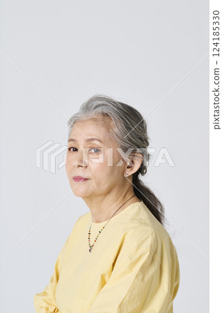 微笑的面孔資深婦女的畫象 124185330