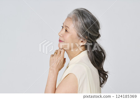 一位高級女士的畫像，她優雅地微笑著 124185369