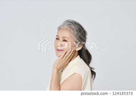 一位高級女士的畫像，她優雅地微笑著 124185373