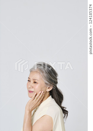 一位高級女士的畫像，她優雅地微笑著 124185374