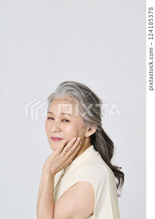 一位高級女士的畫像，她優雅地微笑著 124185378