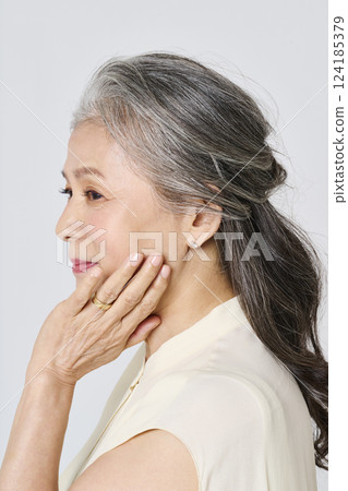 一位高級女士的畫像，她優雅地微笑著 124185379