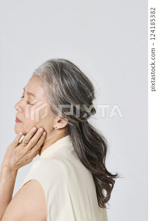 一位高級女士的畫像，她優雅地微笑著 124185382