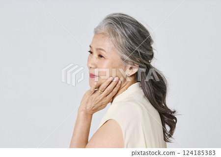 一位高級女士的畫像，她優雅地微笑著 124185383