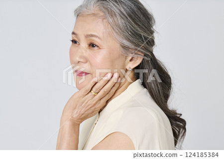 一位高級女士的畫像，她優雅地微笑著 124185384