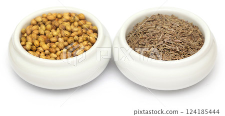 Whole coriander with caraway seeds 124185444