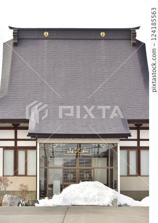 初春時節拍攝北海道北斗市翔鶴山谷教寺院內 初春時節拍攝北海道北斗市翔鶴山谷教寺院內 124185563