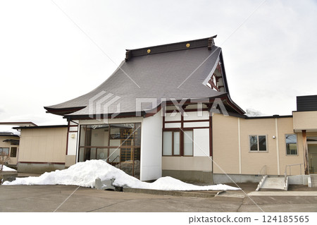 初春時節拍攝北海道北斗市翔鶴山谷教寺院內 124185565