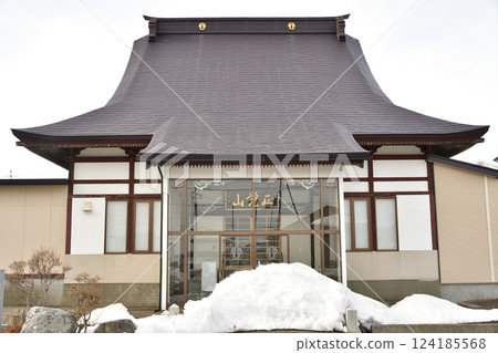 初春時節拍攝北海道北斗市翔鶴山谷教寺院內 初春時節拍攝北海道北斗市翔鶴山谷教寺院內 124185568