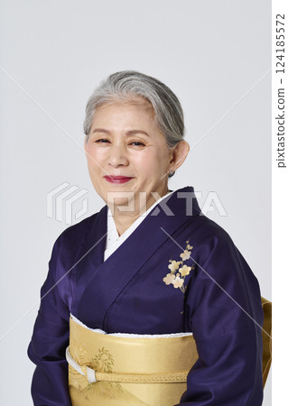 穿著紫色和服的高級婦女 124185572