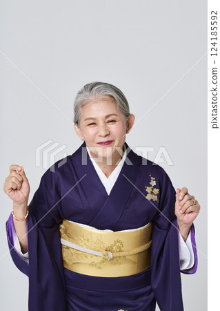 一位身穿紫色和服的老年婦女快樂地跳舞 124185592