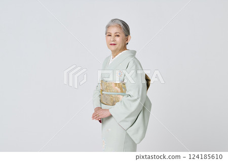 身穿淡綠色和服的微笑老年婦女 124185610