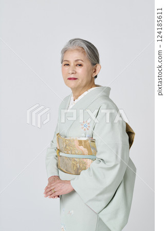 身穿淡綠色和服的微笑老年婦女 124185611