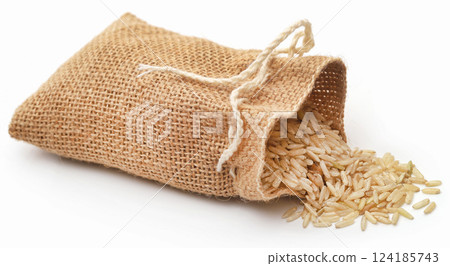 Uncooked brown rice 124185743