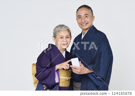 老年夫婦穿著和服一起使用智慧型手機 124185878