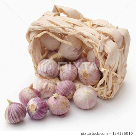 Solo or single clove garlic 124186010