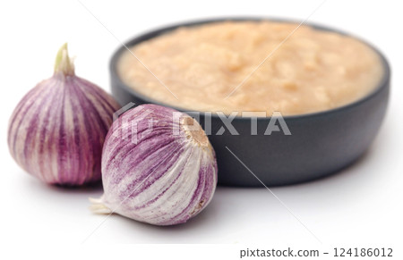 Solo or single clove garlic with paste 124186012