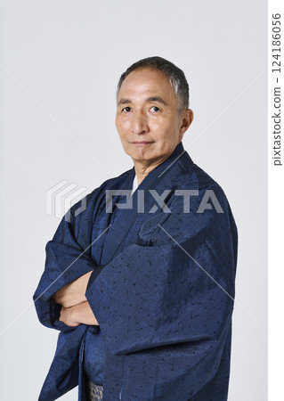 身穿海軍藍色和服的一位老人的肖像 124186056