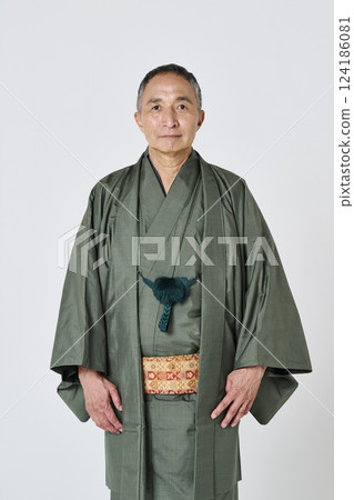 身穿綠色和服的一位老人的肖像 124186081