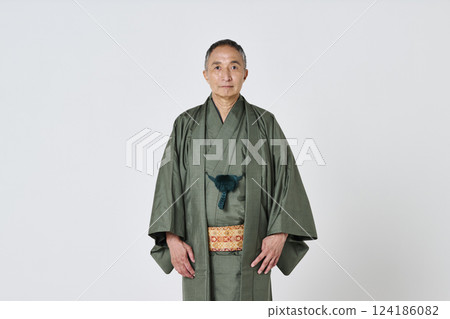身穿綠色和服的一位老人的肖像 124186082