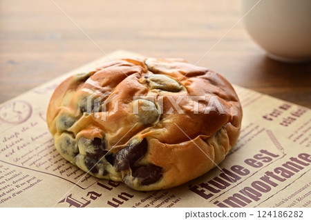 Red kidney bean bread 124186282