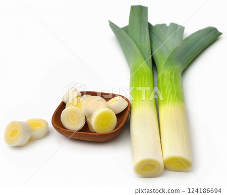 Fresh leek stems and leaves 124186694