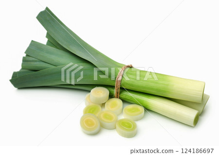 Fresh leek stems and leaves 124186697