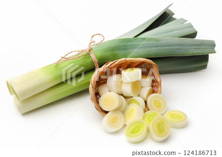Fresh leek stems and leaves 124186713