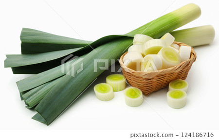 Fresh leek stems and leaves 124186716