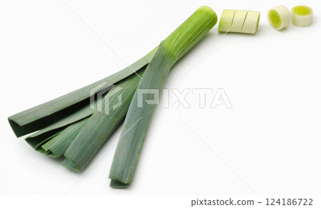 Fresh leek stems and leaves 124186722