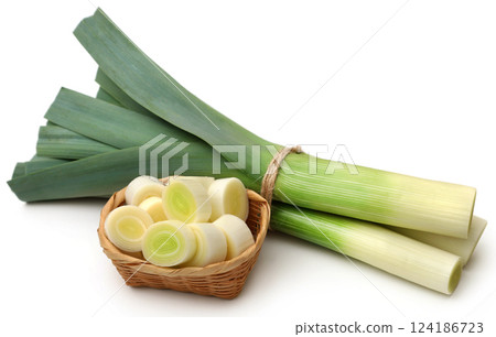 Fresh leek stems and leaves Fresh leek stems and leaves 124186723
