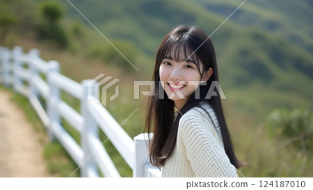 美麗的女人微笑與山景為背景 124187010