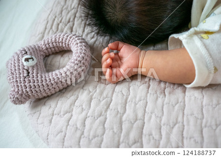 寶寶的手和針織玩具 124188737