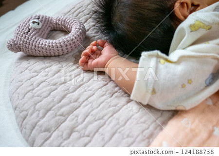 寶寶的手和針織玩具 124188738