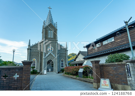 位於熊本縣天草市的崎津天主教堂的夜景，該教堂已被列入聯合國教科文組織世界遺產名錄 124188768