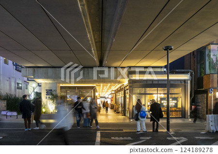 A new commercial facility in Shimokitazawa, MIKAN SHIMOKITA, begins to bustle in the evening 124189278