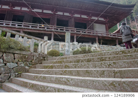 沿著長長的石階走到盡頭，便是長命寺的主殿 124189906